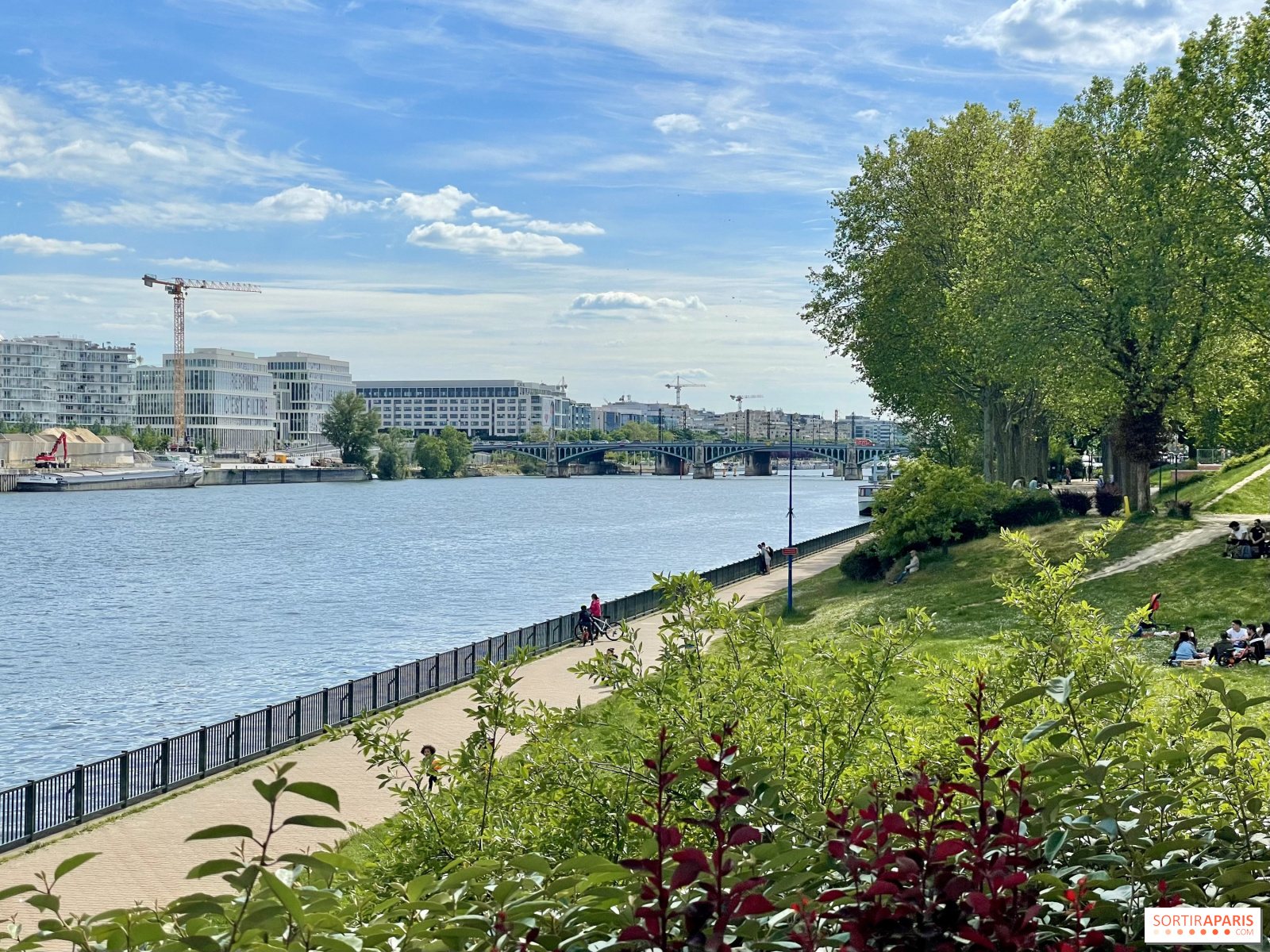 Berges de Seine et nouveaux immeubles à Asnières-sur-Seine