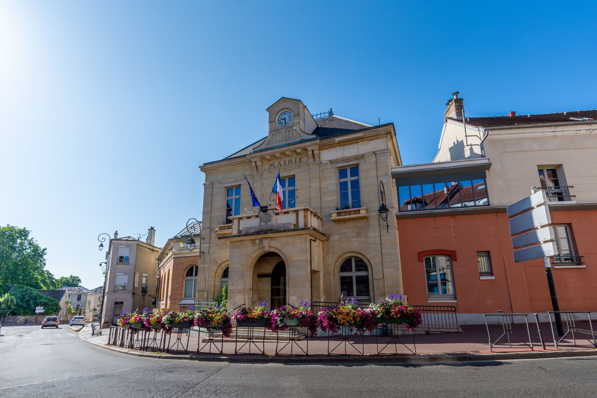 La mairie de Bagneux et ses façades fleuries