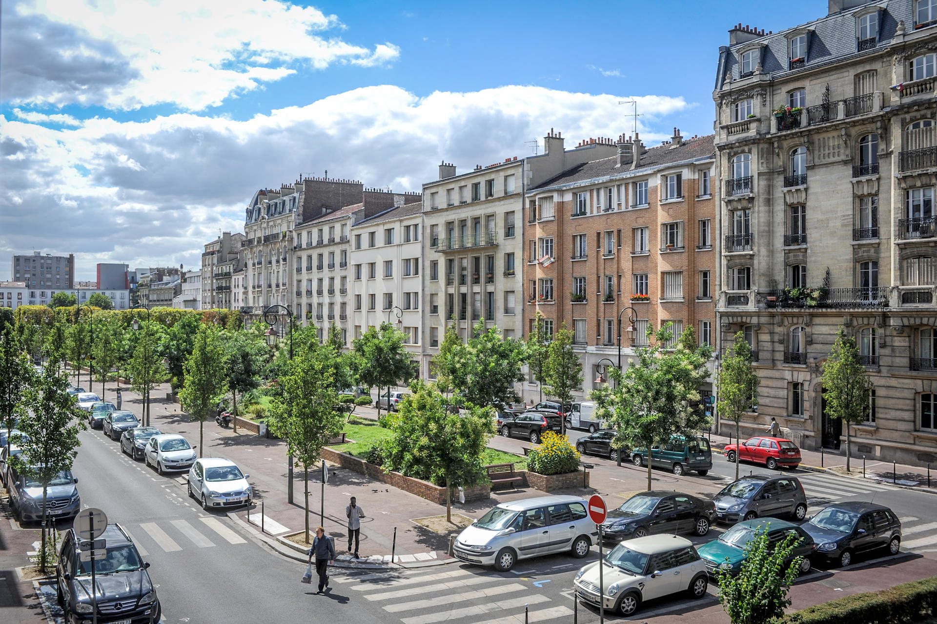 Boulevard bordé d'immeubles anciens à Clichy