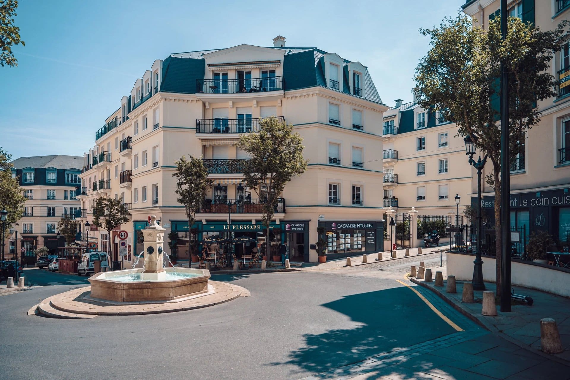 Le centre-ville reconstruit du Plessis-Robinson, sa place et sa fontaine