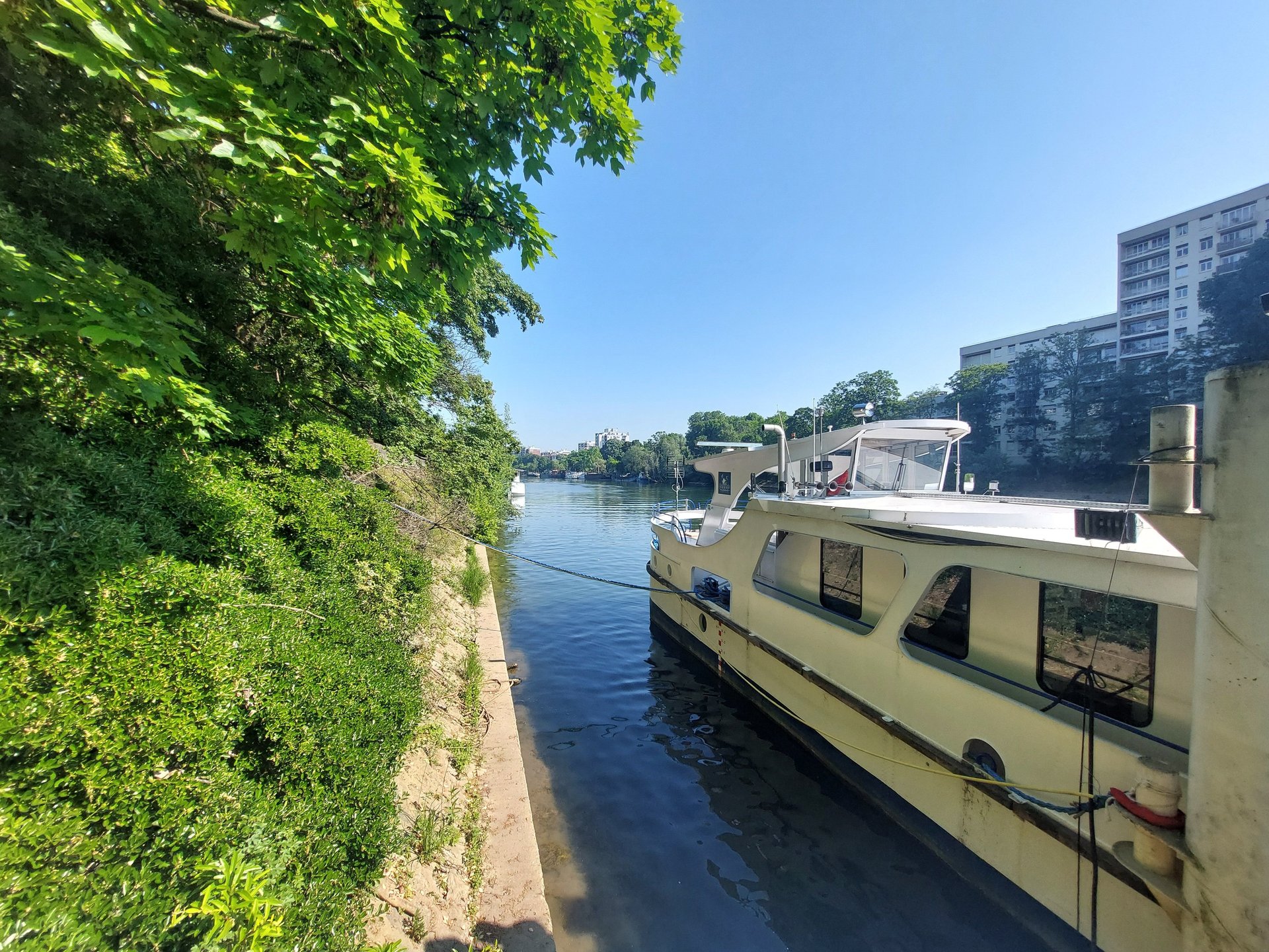 La Seine à Suresnes, quais et coteaux du Mont-Valérien vus depuis le Bois de Boulogne