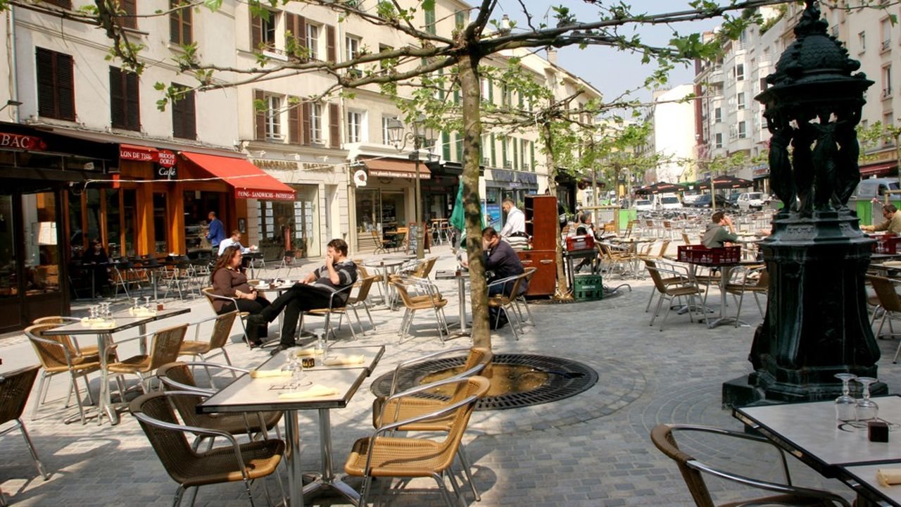 Terrasse de café du centre-ville de Suresnes