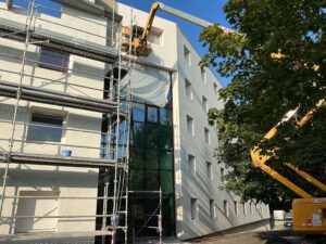 Immeuble collectif sous échafaudage pendant un ravalement de façade
