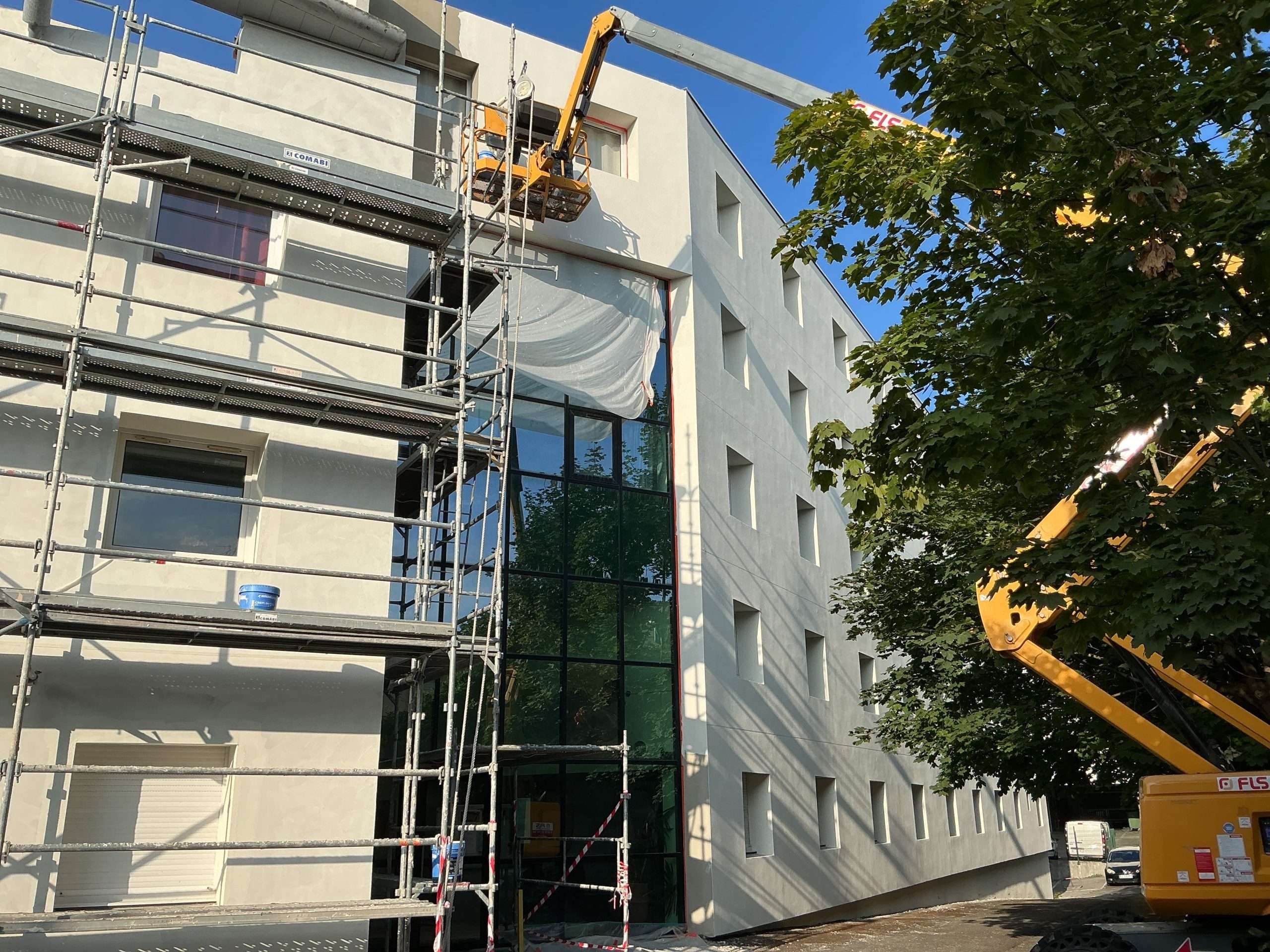 Immeuble collectif sous échafaudage pendant un ravalement de façade