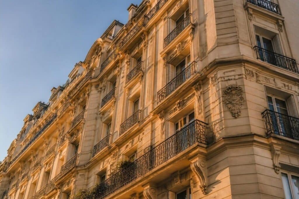 Façade d'immeuble haussmannien avec balcons en fer forgé